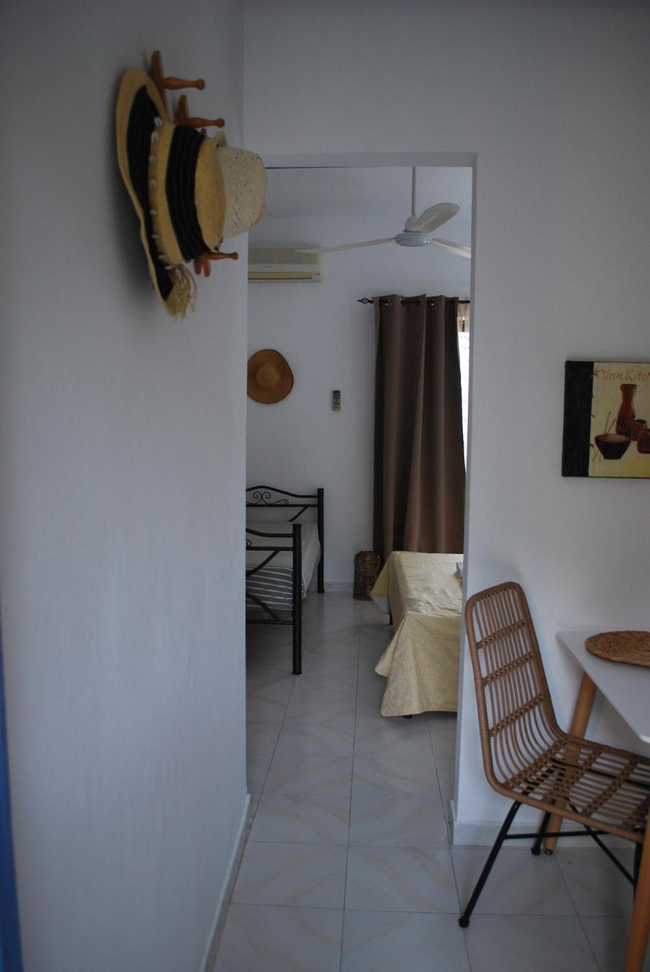 Sunset Rooms Agia Marina  المظهر الخارجي الصورة